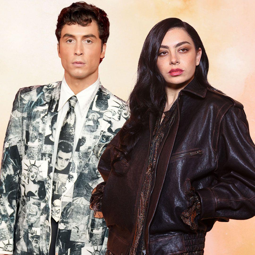 Charli XCX em uma cerimônia de gala usando um casaco formal