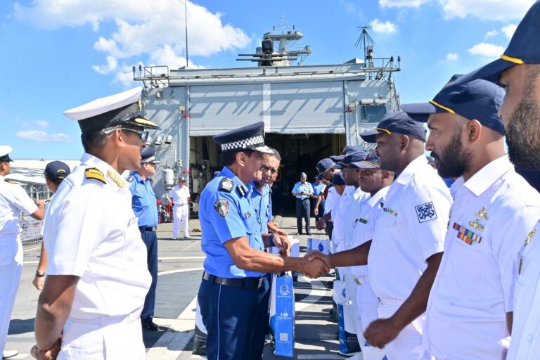 Corveta INS Sunayna chega a Maurício para operações marítimas conjuntas