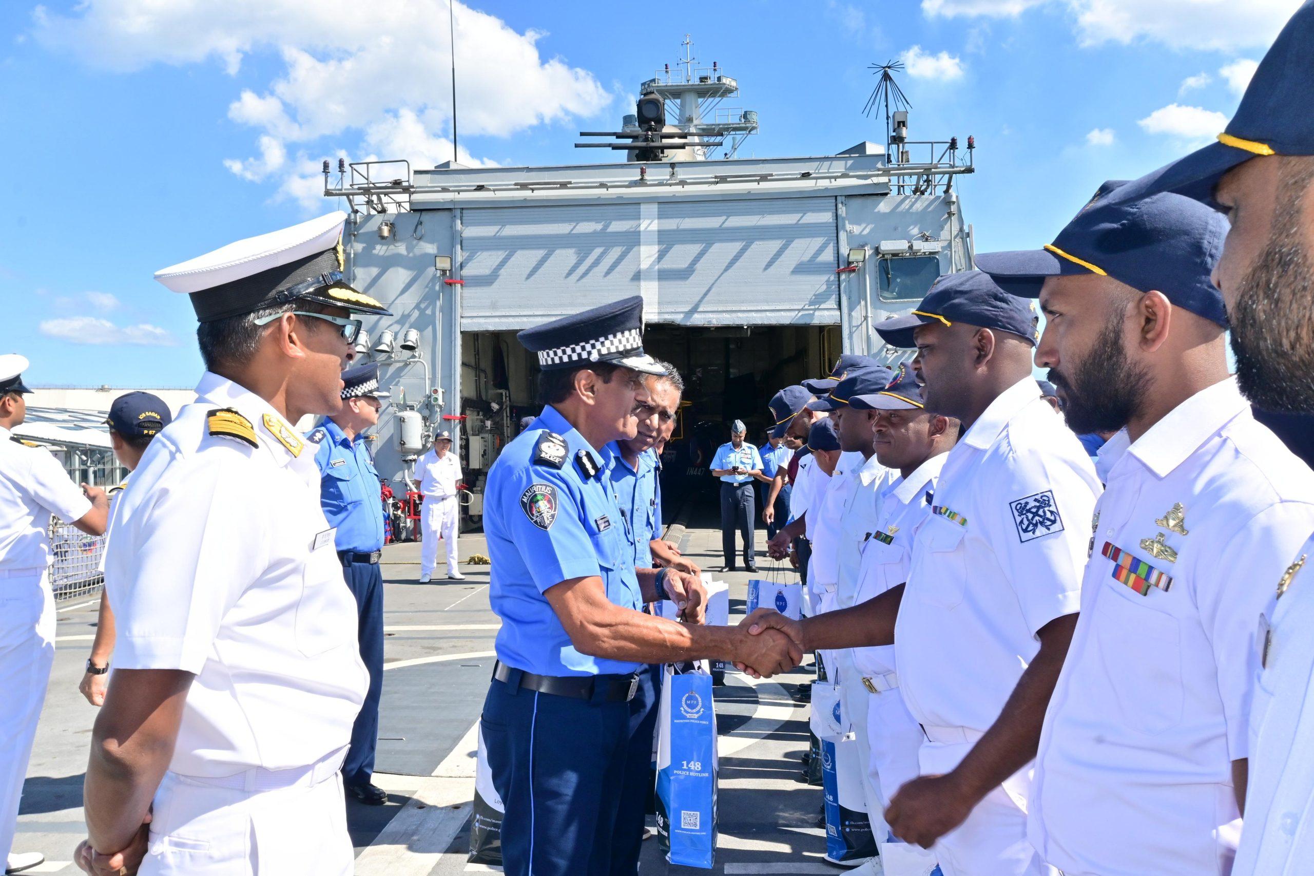 INS Sunayna chega a Maurício