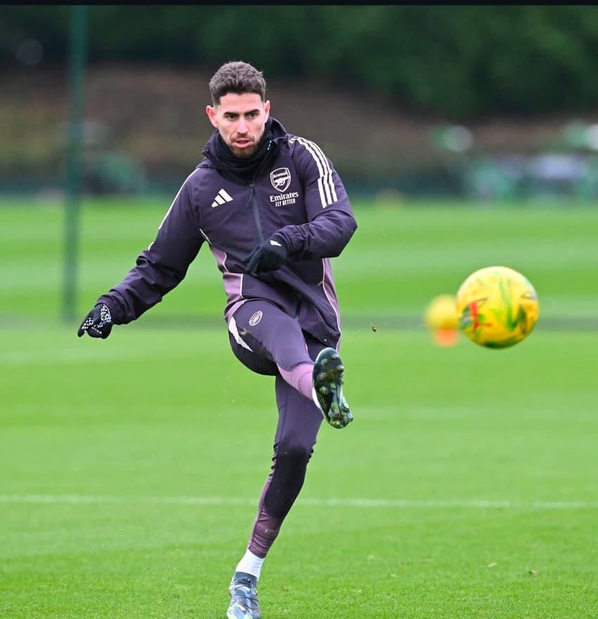Jorginho, jogador do Arsenal, em campo durante a partida contra o Brentford.