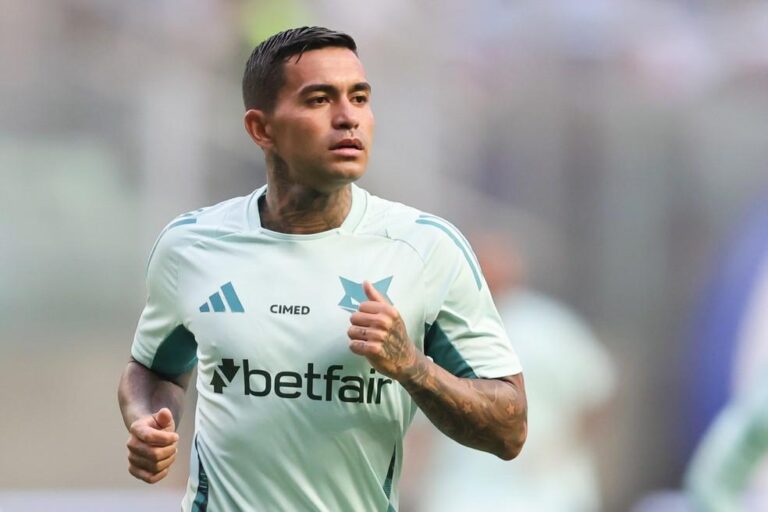 Crise no Cruzeiro: Torcida xinga Dudu enquanto atacante negocia rescisão