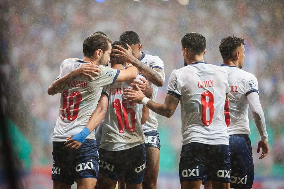 Jogadores do Bahia comemoram gol sobre o Botafogo