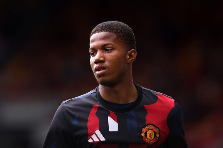 Chido Obi quebra recorde e se torna o mais jovem titular do Manchester United na Premier League