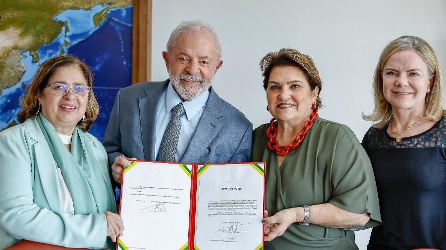 A ex-ministra Cida Gonçalves, o presidente Lula, a nova ministra Márcia Lopes e a ministra das Relações Institucionais Gleisi Hoffmann, no Planalto.