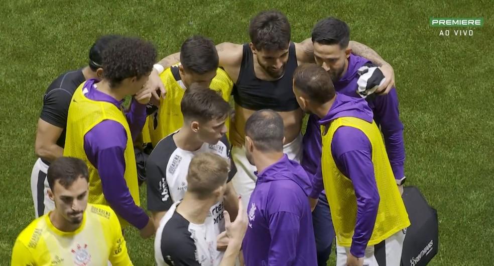 Yuri Alberto deixa o gramado da Arena MRV mancando.