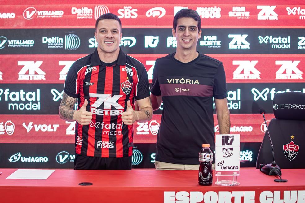 Kayzer é apresentado ao lado do diretor de futebol Manoel Tanajura Neto