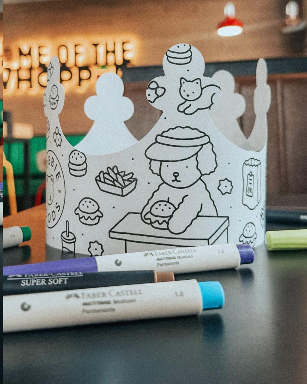 Coroa de papel em branco com desenhos para colorir