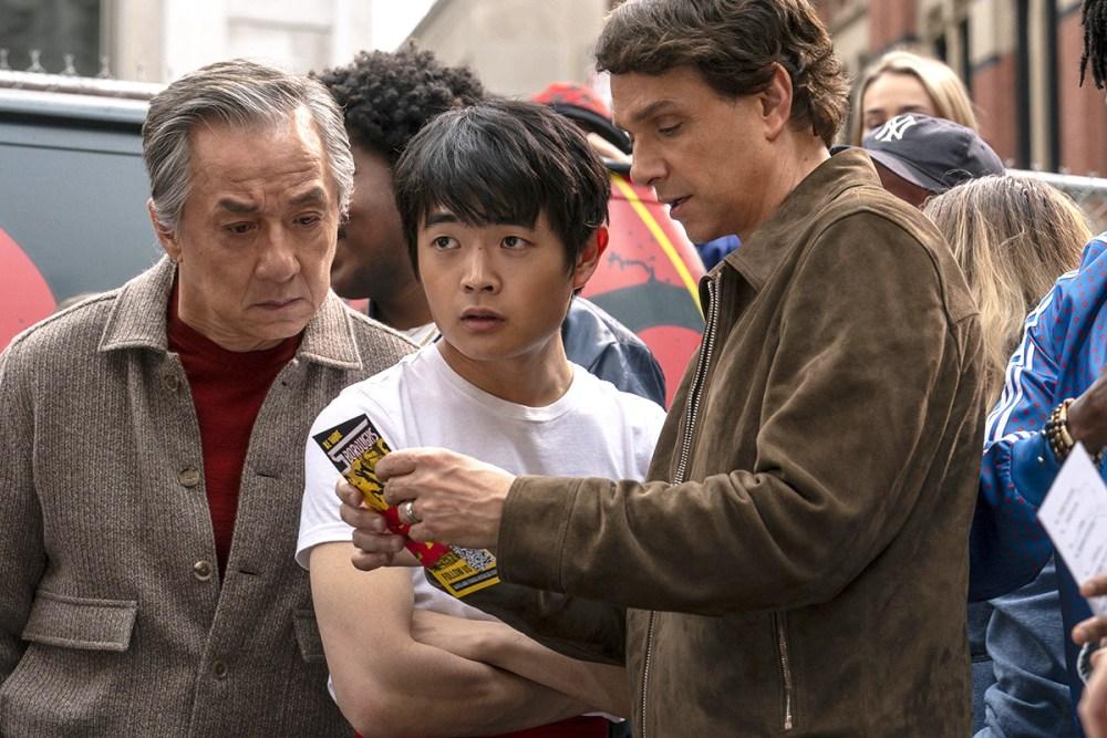 Cena do filme Karate Kid: Legends com Jackie Chan, Ben Wang e Ralph Macchio