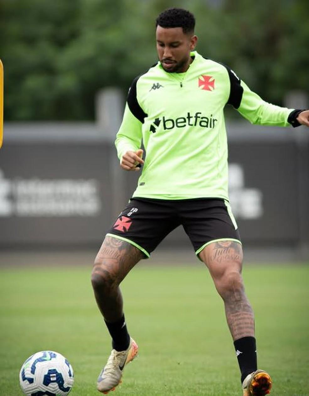 Jair em ação no treino do Vasco