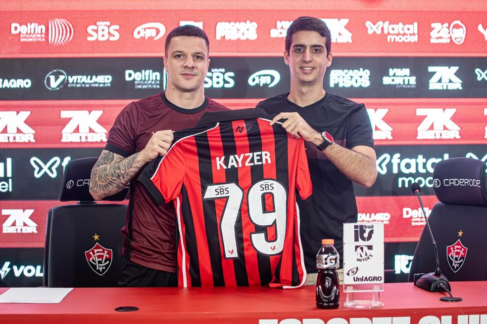 Renato Kayzer é apresentado por Manoel Tanajura Neto