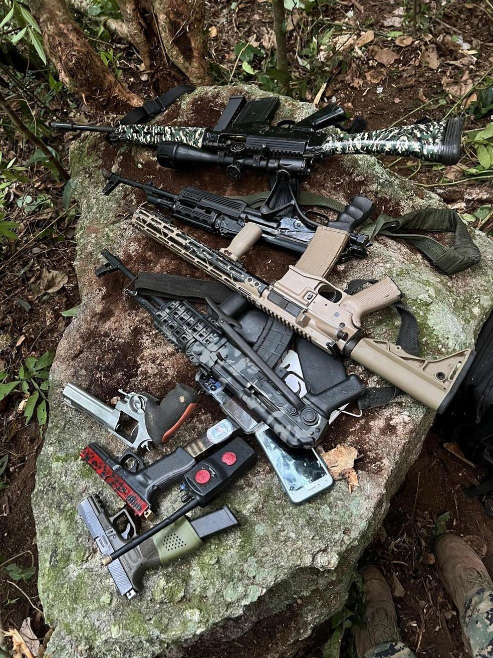 Fuzis e pistolas apreendidos em operação na Rocinha