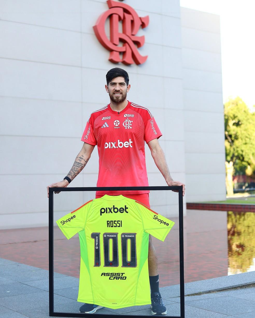 Rossi recebeu camisa pelos 100 jogos no Flamengo