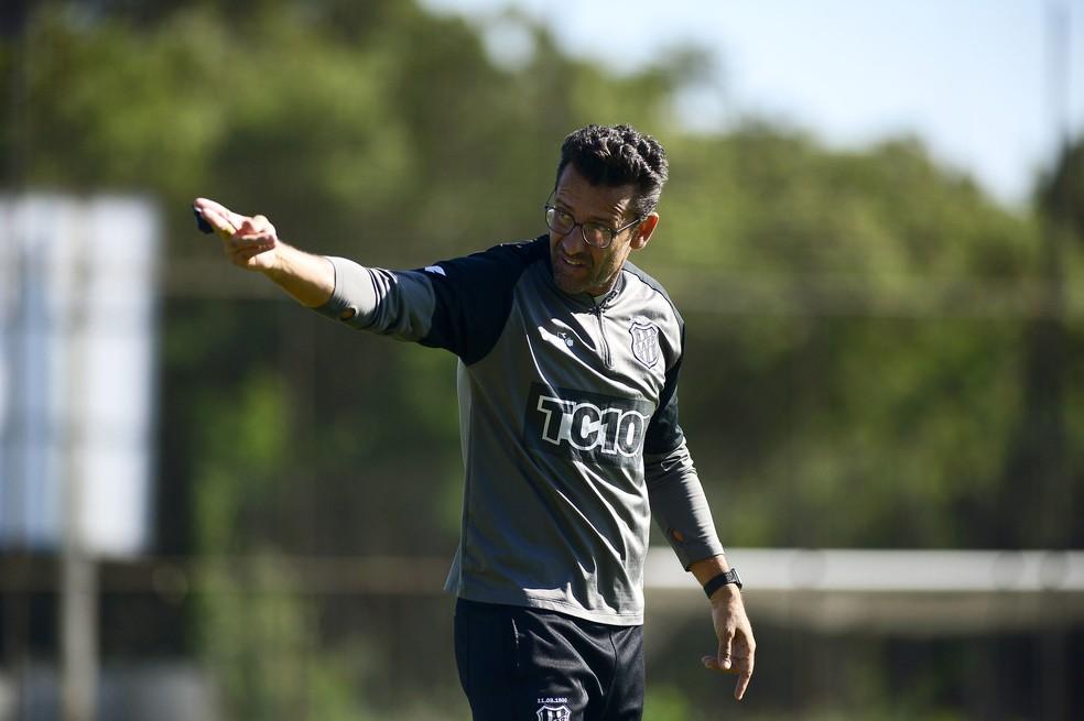 Alberto Valentim, técnico da Ponte Preta
