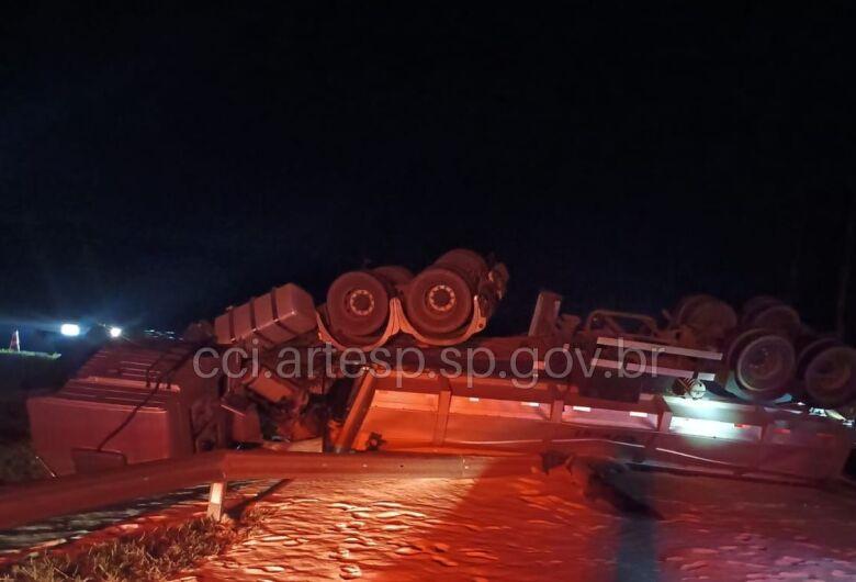 Tombamento de carreta causa interdição e congestionamento na SP-310, em São Carlos