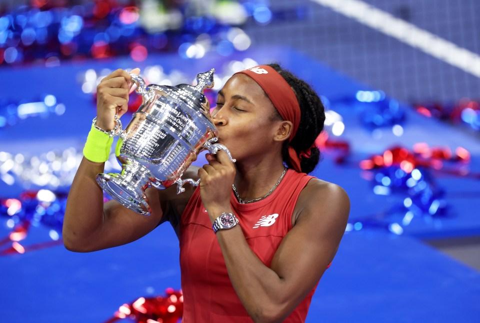 Coco Gauff beijando o troféu do US Open