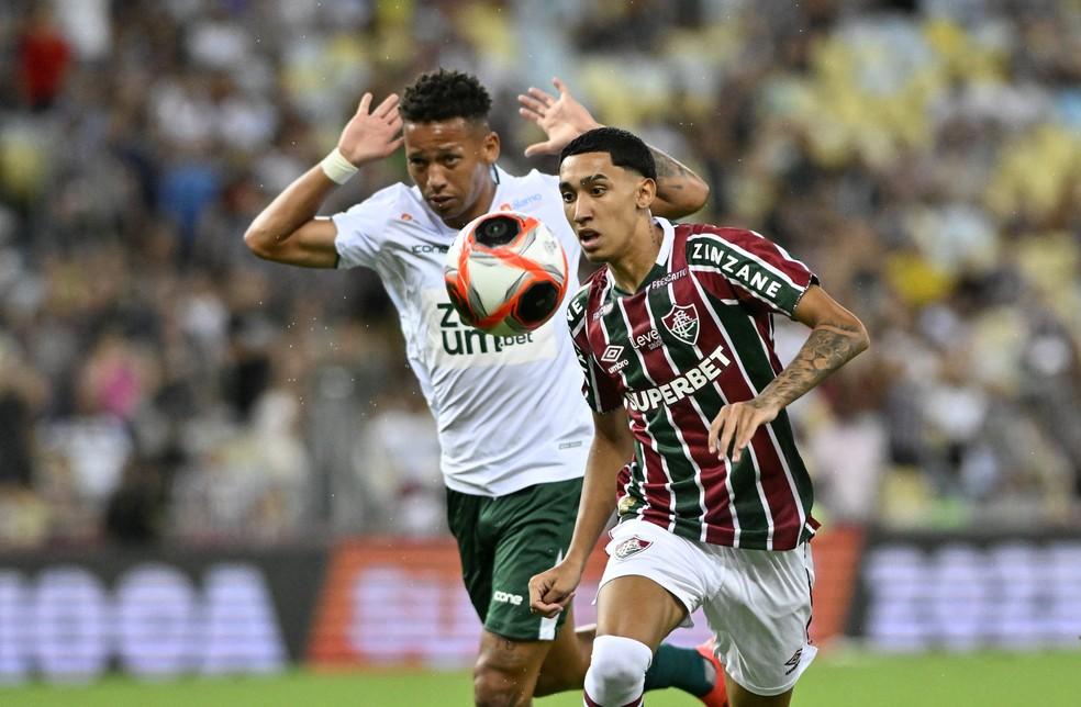 Isaque em ação pelo Fluminense