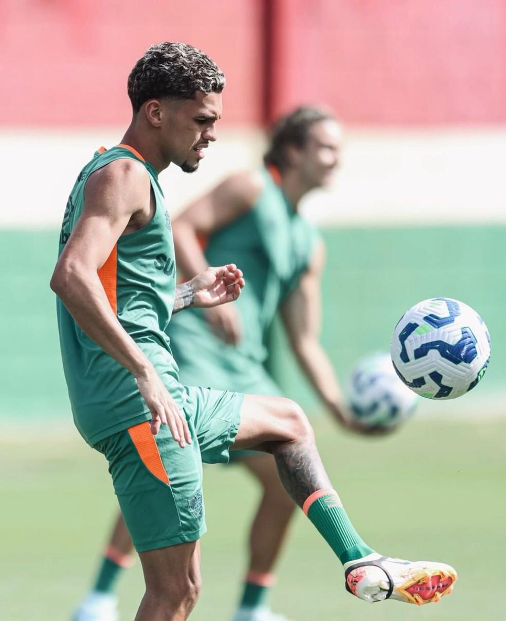 Riquelme em treino com o elenco do Fluminense