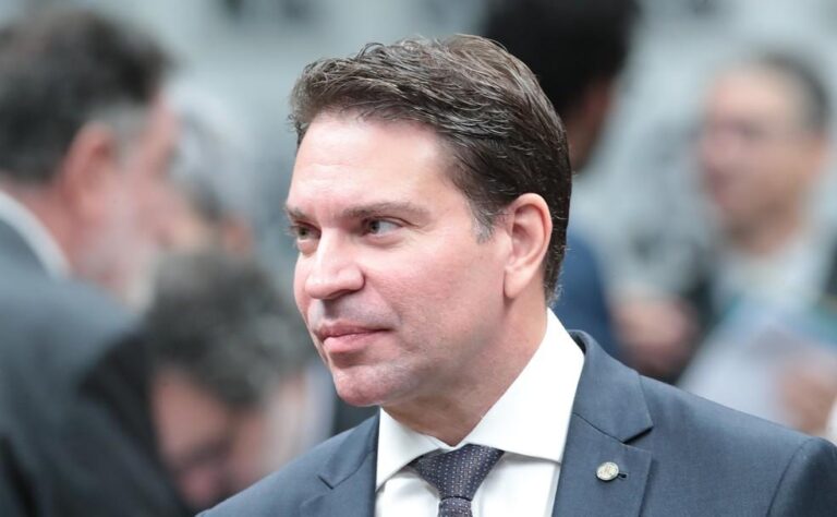 Parlamento Brasileiro Suspende Ação Penal Contra Deputado Ramagem e Beneficia Jair Bolsonaro