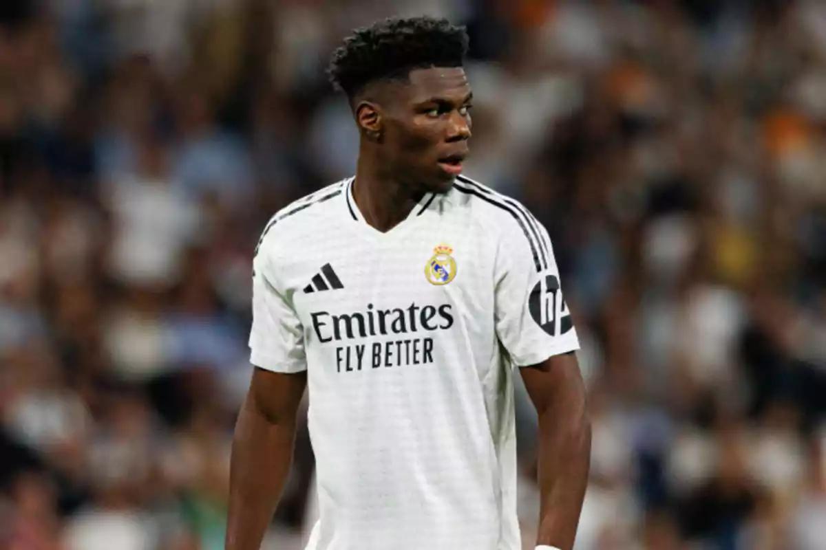 Jogador de futebol do Real Madrid em campo