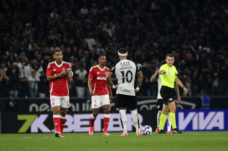 Polêmicas na Partida entre Corinthians e Internacional: Análise de PC Oliveira e Decisões do VAR