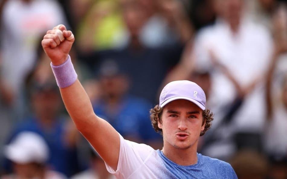 João Fonseca comemora a vitória em Roland Garros