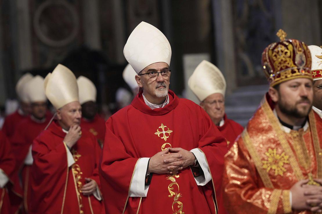 Cardinal Pizzaballa chega em procissão para uma missa em memória do Papa Francisco no Vaticano.