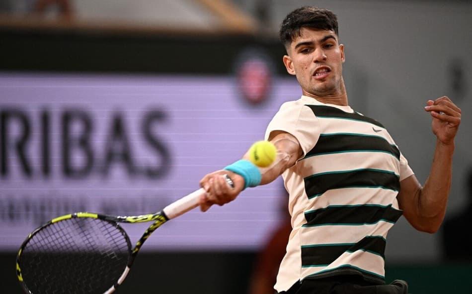 Carlos Alcaraz na vitória sobre o húngaro Fabian Marozsan em Roland Garros