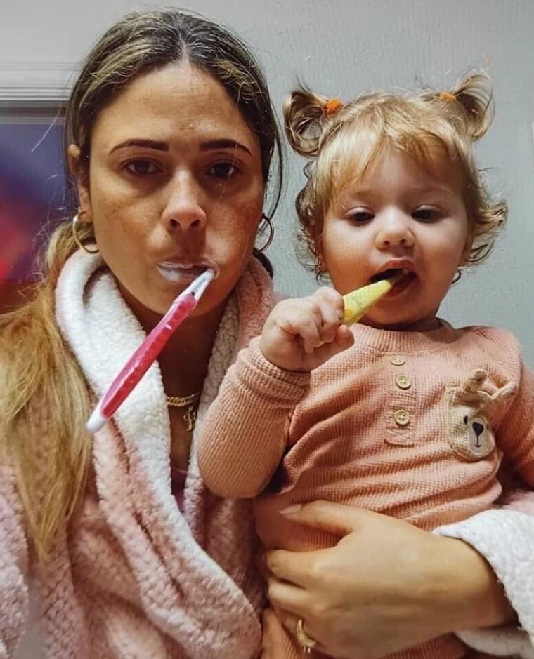 Heidy e sua filha escovando os dentes