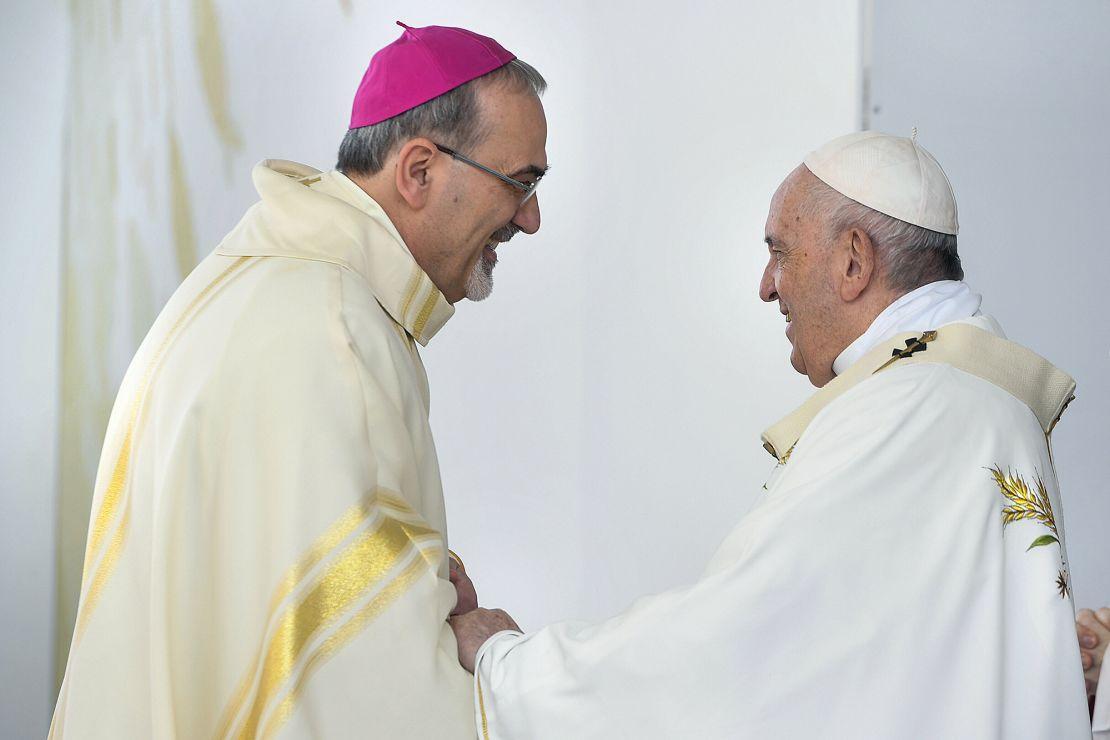 Pizzaballa e Papa Francisco falam durante uma missa na capital cipriota Nicósia em 2021.