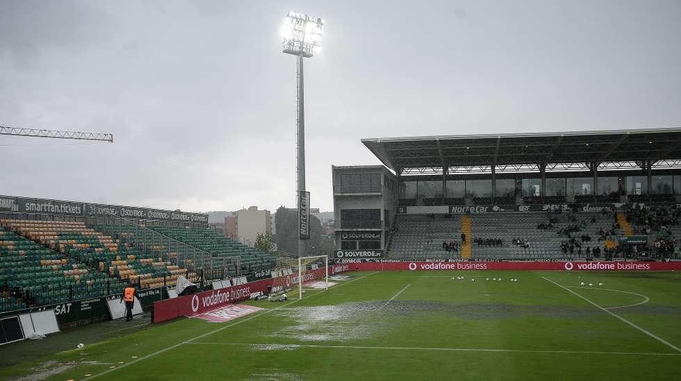 Chuva intensa e más condições do relvado durante o jogo entre Rio Ave e Estrela da Amadora