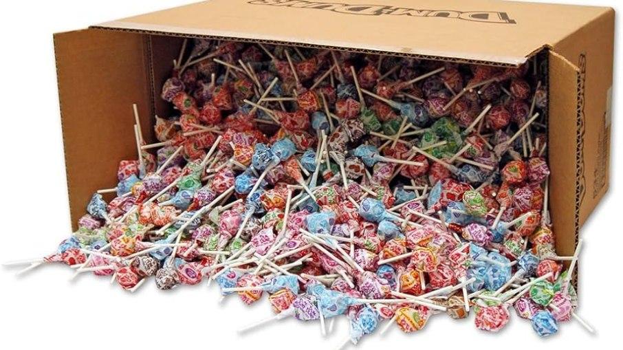 Criança compra 70 mil pirulitos pelo celular da mãe.