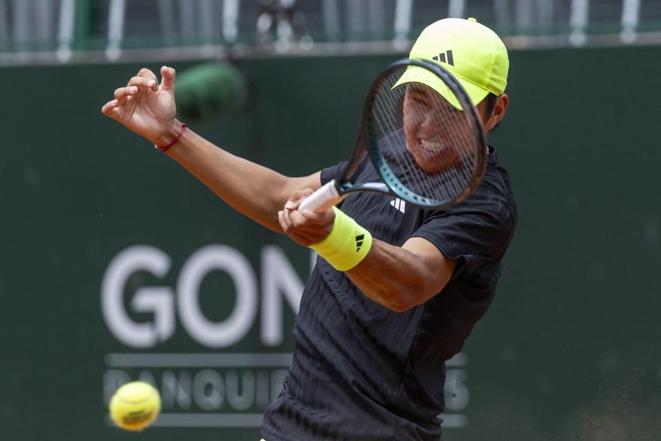 Learner Tien of the US playing tennis.