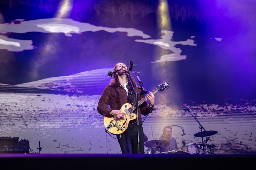 Cantor Hozier durante apresentação no Lollapalooza 2024.