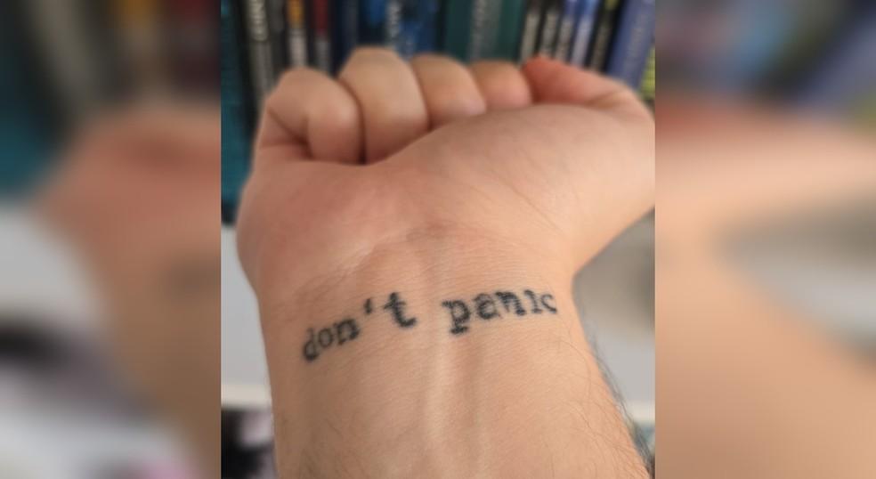 Tatuagem 'Don't Panic' de escritor de Itapetininga (SP).