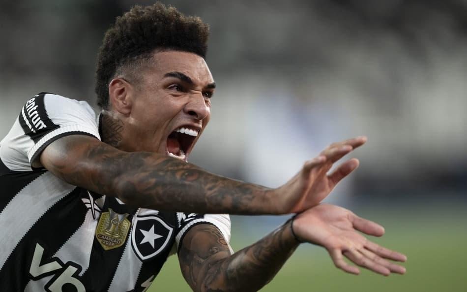 Igor Jesus comemora gol em jogo do Botafogo