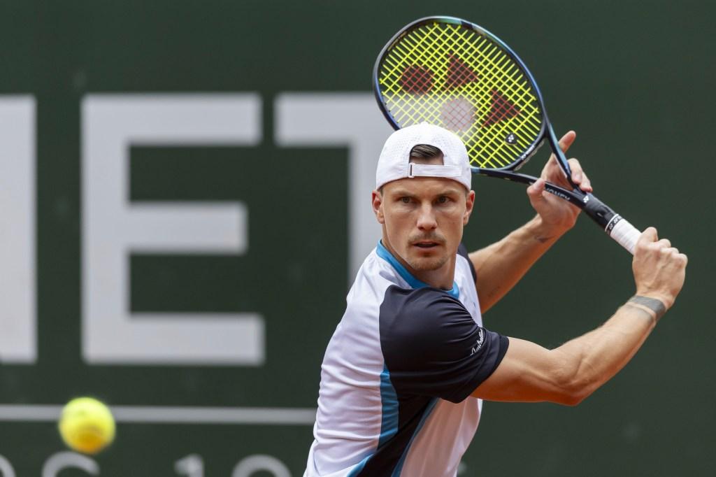 Marton Fucsovics em ação no Aberto da França.