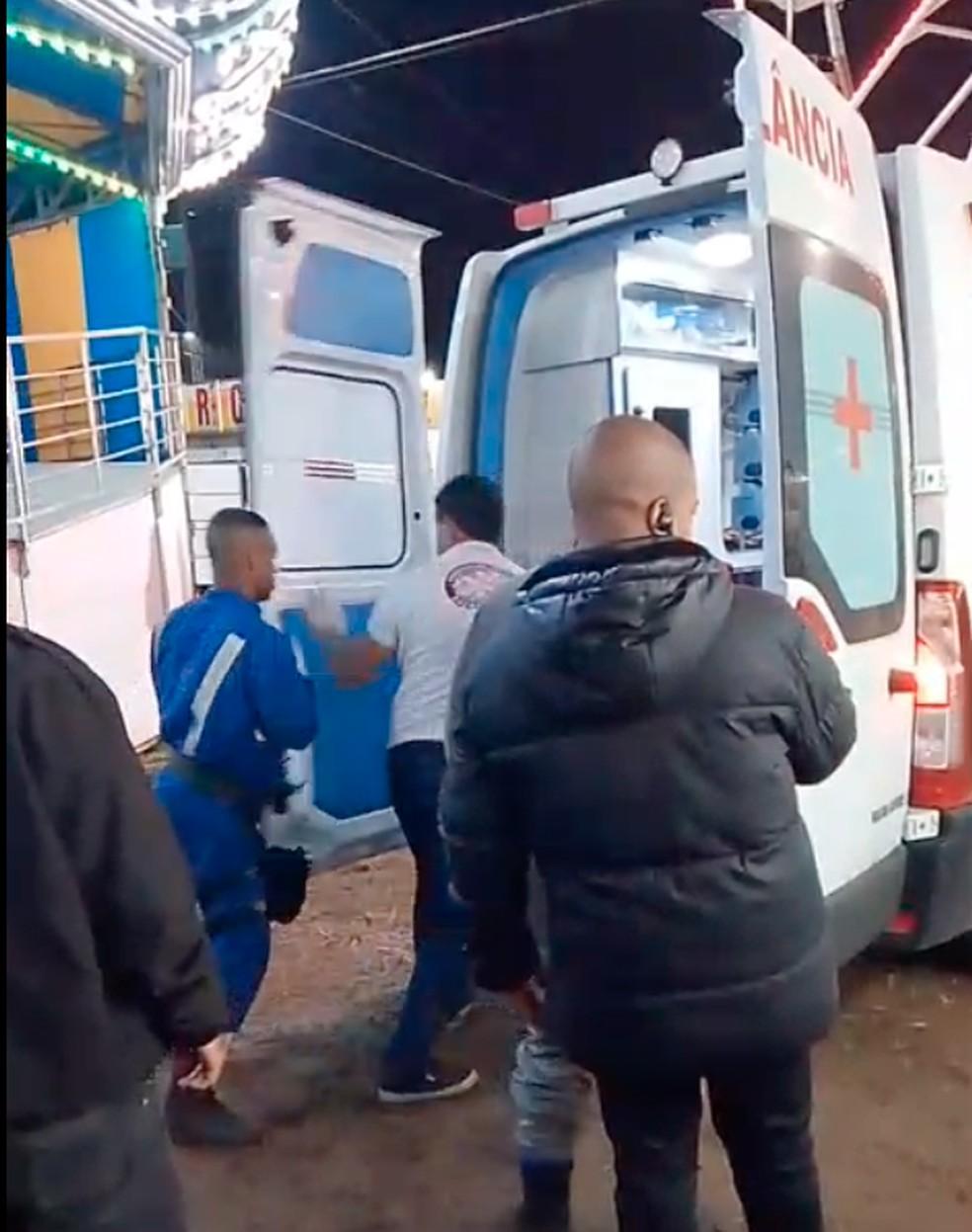 Jovem é levado de ambulância para Pronto Socorro de Itaipava