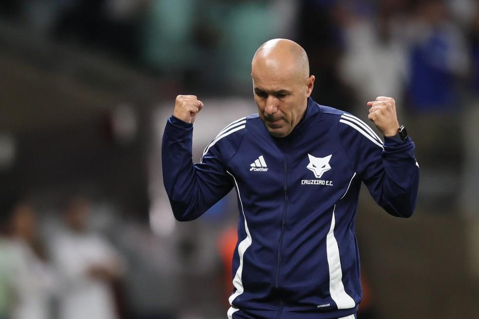 Leonardo Jardim comemora um dos gols de Kaio Jorge