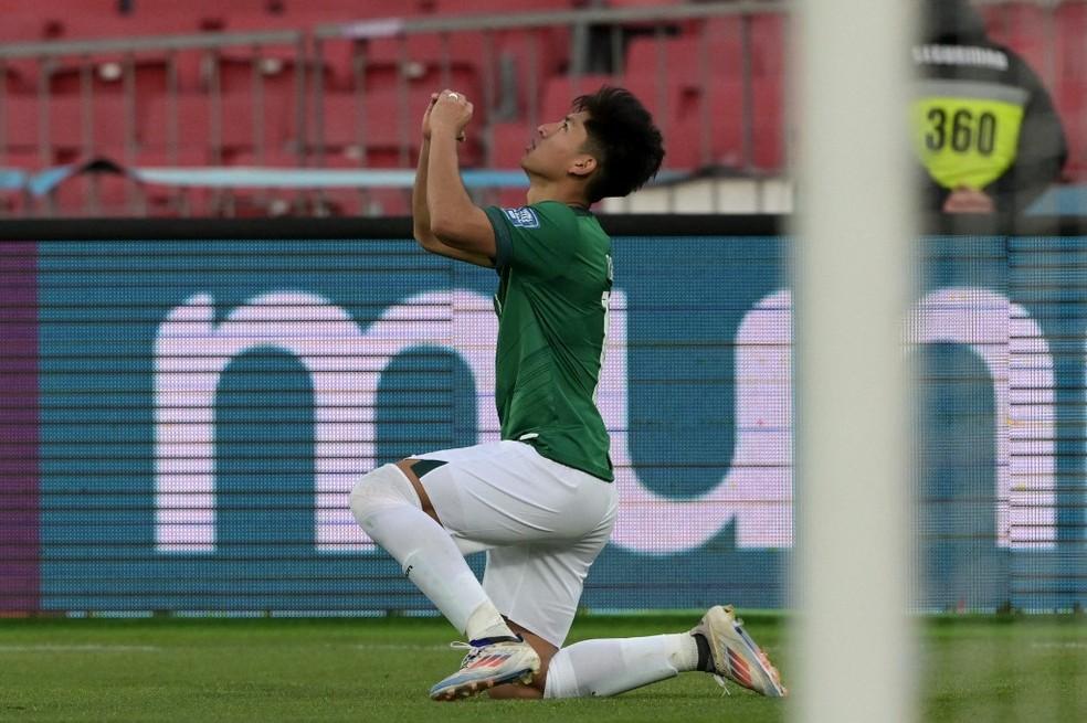 Miguelito marca o segundo gol da seleção da Bolívia contra o Chile, pelas Eliminatórias