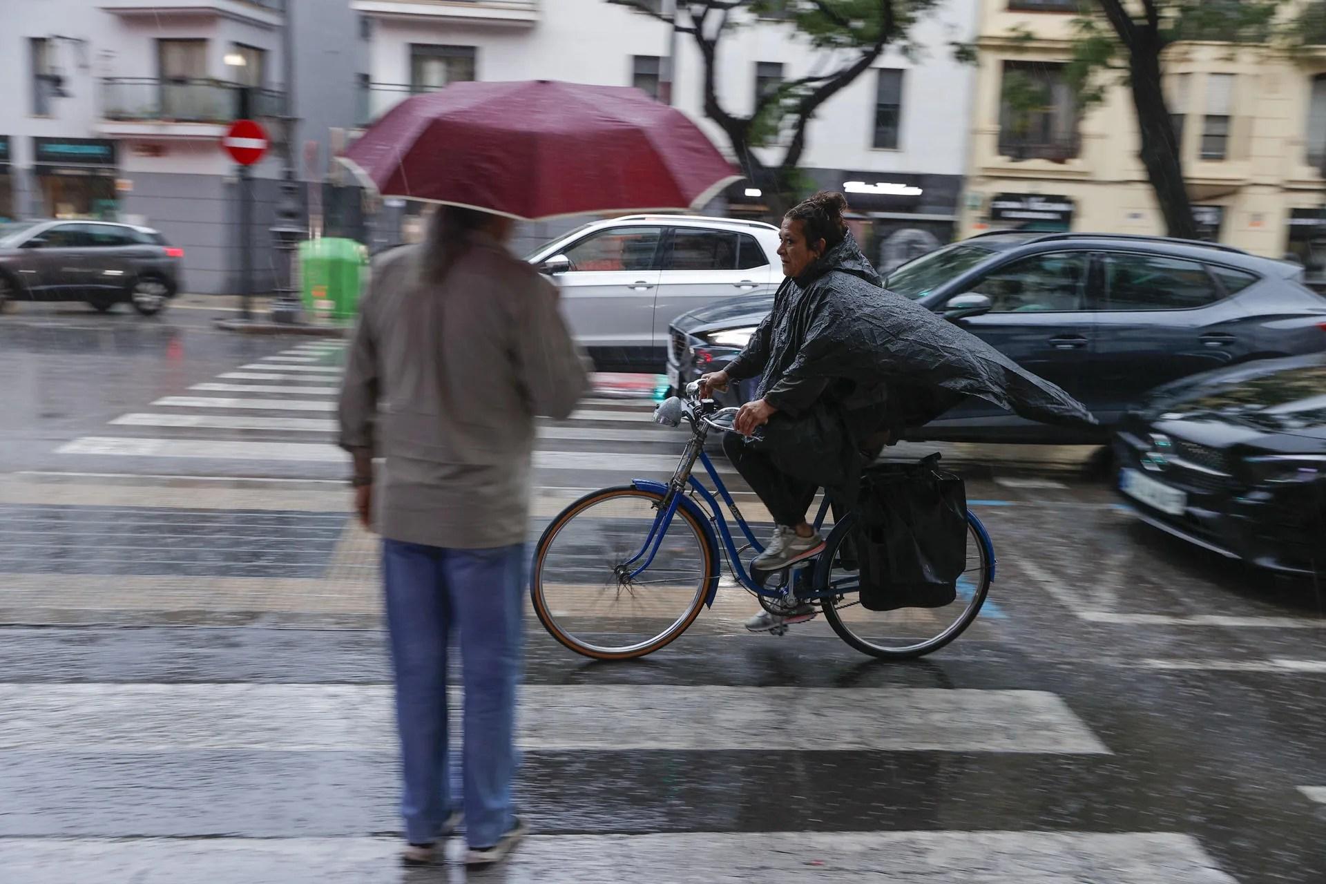Vista de uma rua em Valencia coberta por granizo