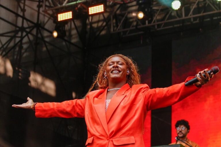 Liniker Lota Anhangabaú em Show Histórico na Virada Cultural 2025