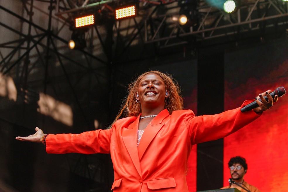Liniker durante show para multidão no Vale do Anhangabaú, em São Paulo, durante a Virada Cultural, neste domingo (25)