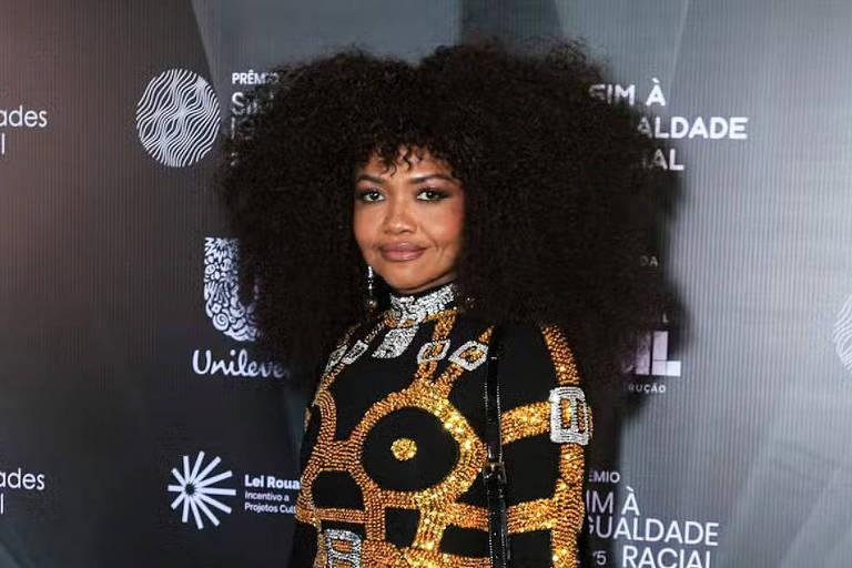 Mulher com cabelo afro exibindo vestido curto no Prêmio Sim à Igualdade Racial