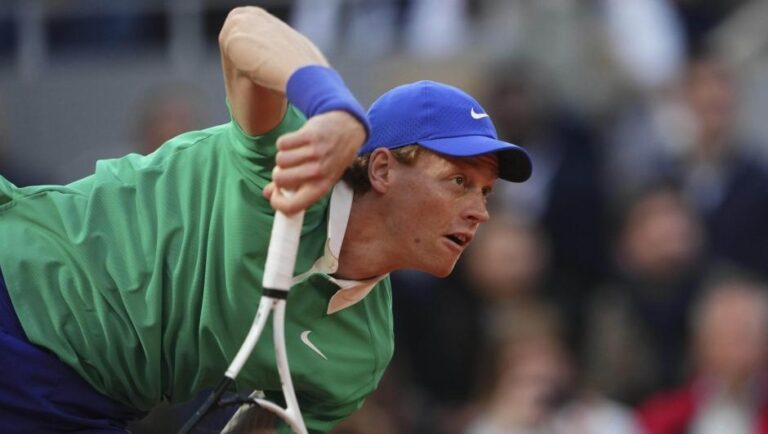 Jannik Sinner brilha em estreia no Roland Garros e avança para as próximas fases
