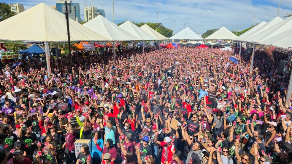 Professores do DF aprovam greve