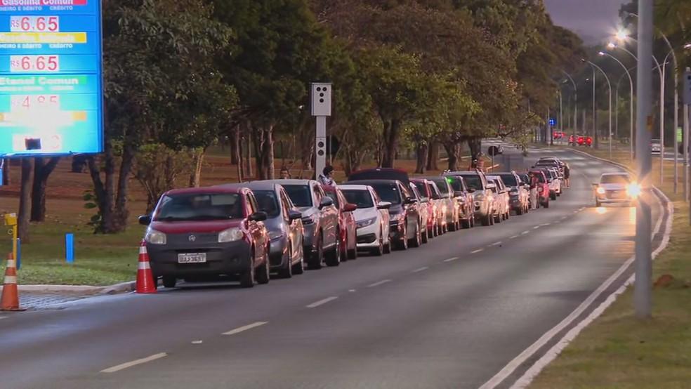 Motoristas fazem fila para comprar gasolina sem imposto no DF
