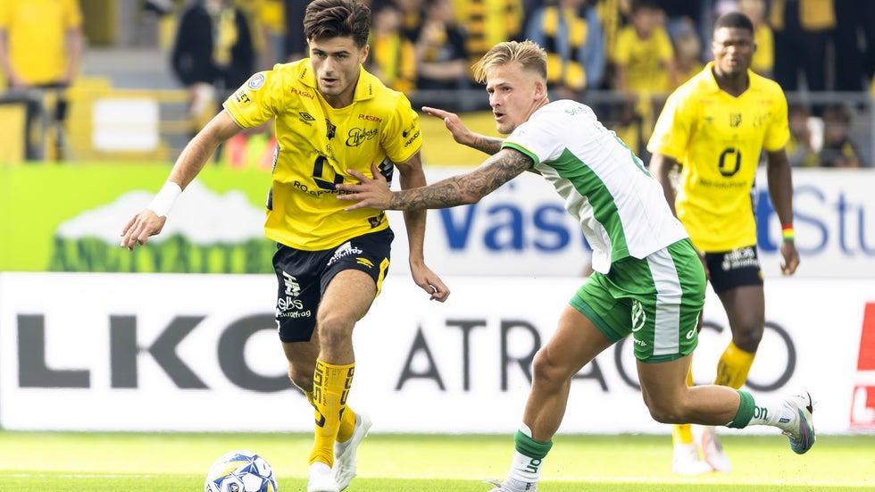 Besfort Zeneli e Markus Karlsson em confronto durante uma partida entre Elfsborg e Hammarby no Borås Arena.