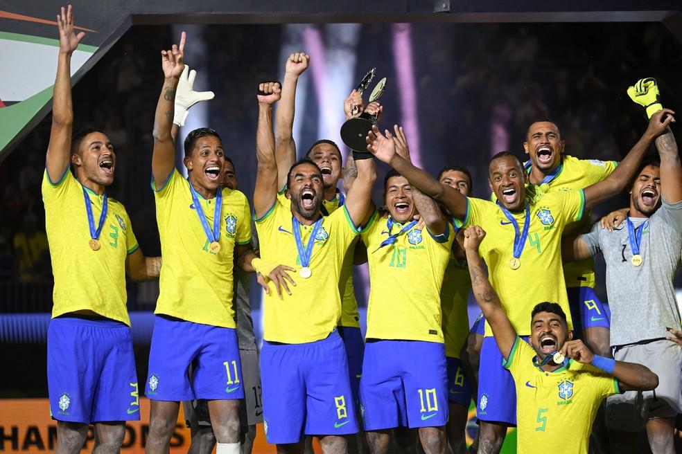 Brasil ergue a taça de campeão mundial de futebol de areia