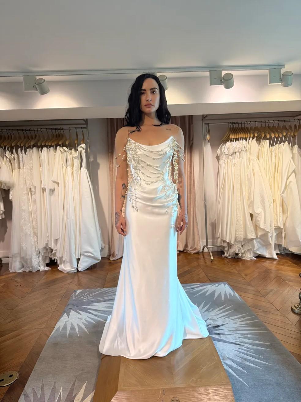 Demi Lovato mostra vestido para festa de casamento