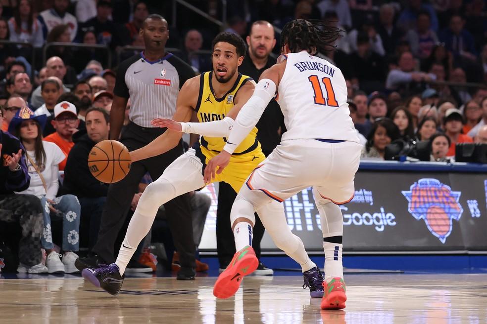 Tyrese Haliburton encara a marcação de Jalen Brunson